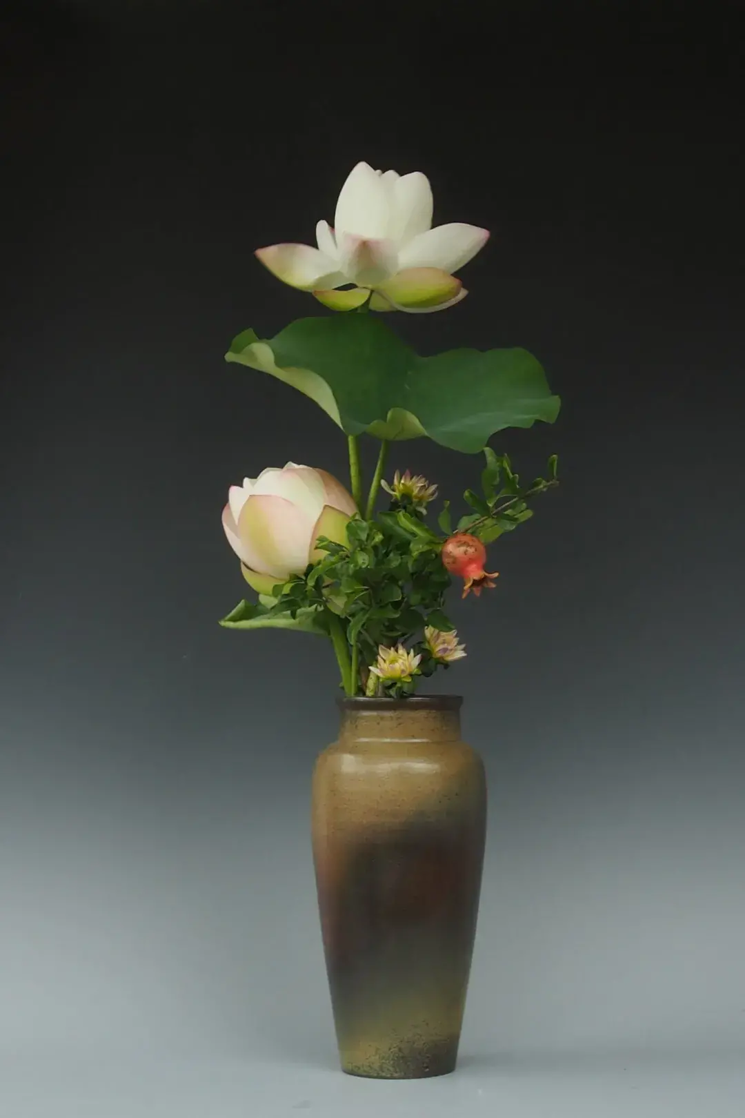 看名师插的荷花，感受今夏最美诗情（荷花插花画）