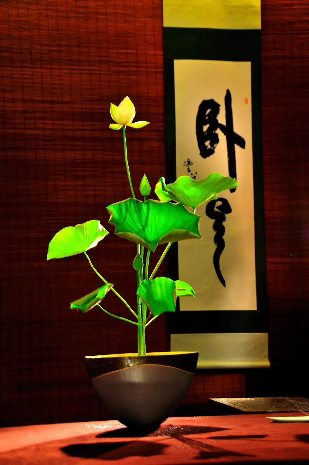 看名师插的荷花，感受今夏最美诗情（荷花插花画）