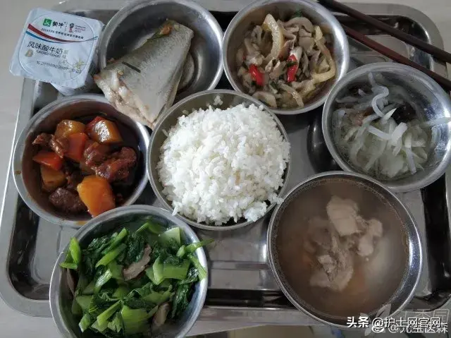 护士晒出元旦值班餐，第一个赢了，最后一个太惨……（适合护士值班发的朋友圈）