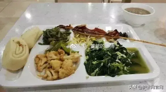 护士晒出元旦值班餐，第一个赢了，最后一个太惨……（适合护士值班发的朋友圈）