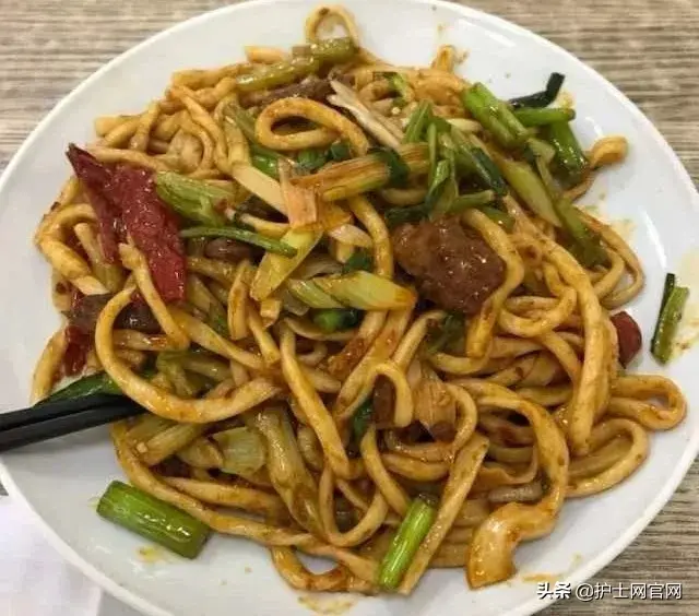 护士晒出元旦值班餐，第一个赢了，最后一个太惨……（适合护士值班发的朋友圈）