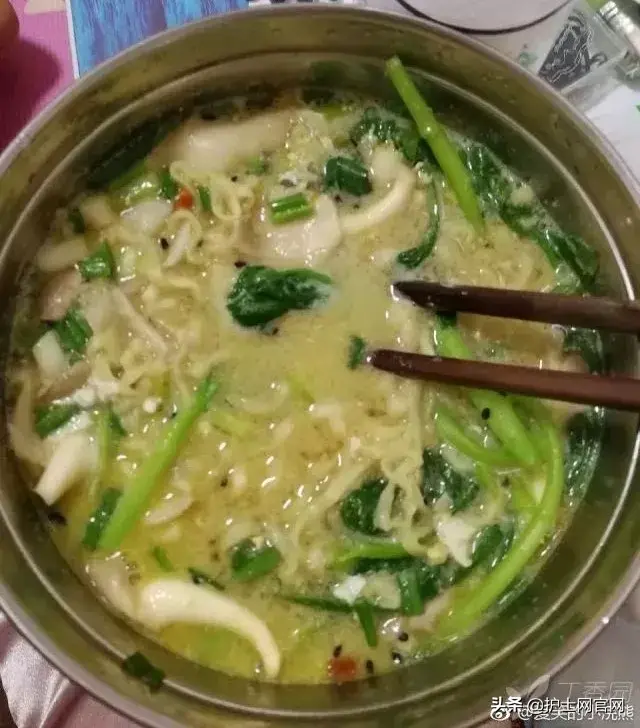 护士晒出元旦值班餐，第一个赢了，最后一个太惨……（适合护士值班发的朋友圈）