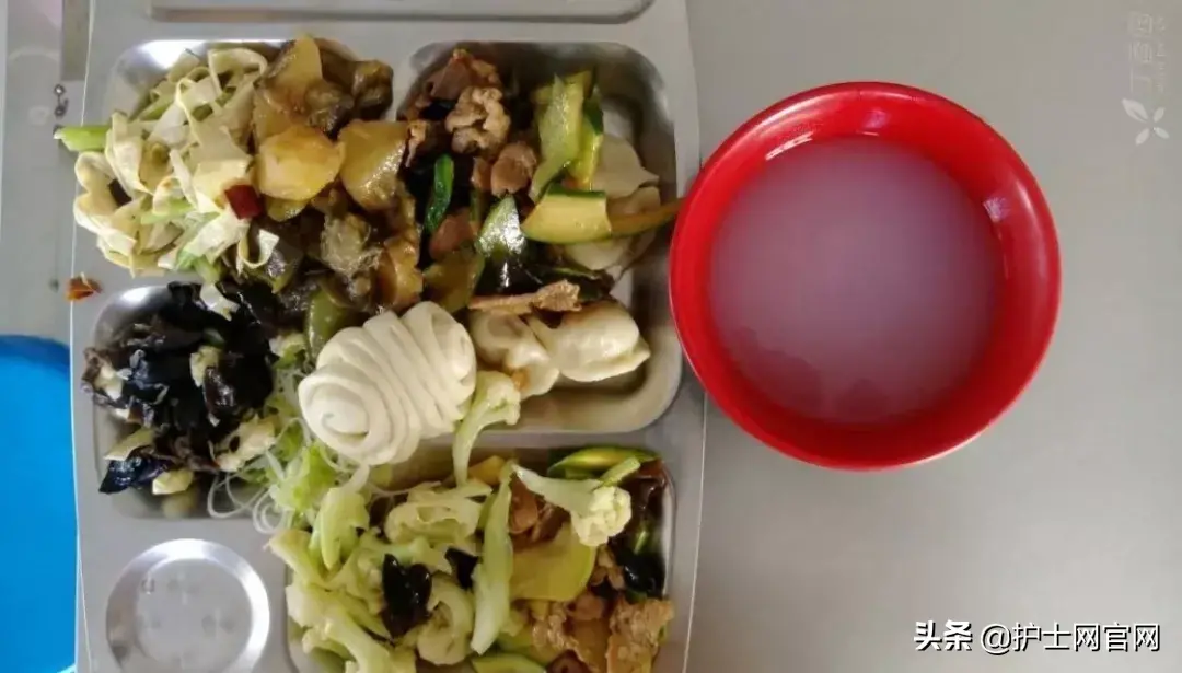 护士晒出元旦值班餐，第一个赢了，最后一个太惨……（适合护士值班发的朋友圈）