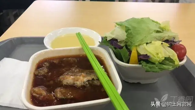 护士晒出元旦值班餐，第一个赢了，最后一个太惨……（适合护士值班发的朋友圈）