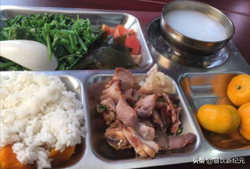 医生食堂有“多爽？”5块钱管饱，水果随便拿，菜品7天不重样（医院食堂病人吃饭要钱吗）