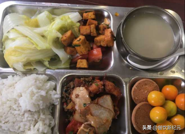 医生食堂有“多爽？”5块钱管饱，水果随便拿，菜品7天不重样（医院食堂病人吃饭要钱吗）
