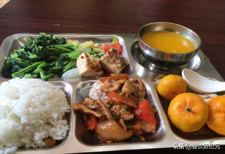 医生食堂有“多爽？”5块钱管饱，水果随便拿，菜品7天不重样（医院食堂病人吃饭要钱吗）