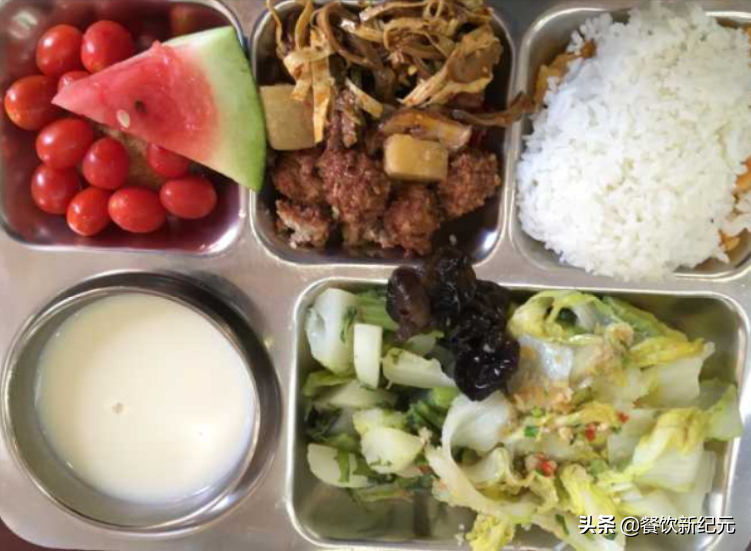 医生食堂有“多爽？”5块钱管饱，水果随便拿，菜品7天不重样（医院食堂病人吃饭要钱吗）