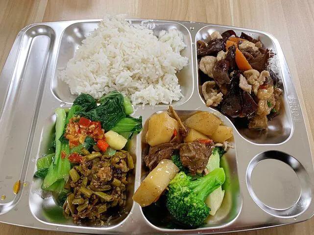 广东护士晒食堂餐，份量足，种类多，网友称一周胖8斤也要做同事（在医院食堂上班好吗）