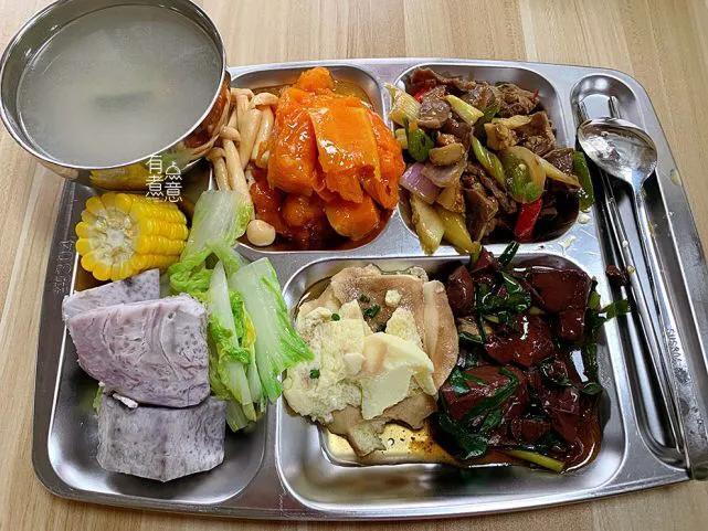 广东护士晒食堂餐，份量足，种类多，网友称一周胖8斤也要做同事（在医院食堂上班好吗）