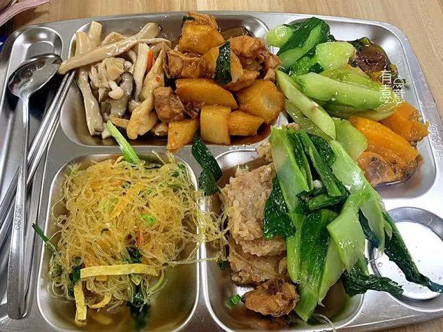 广东护士晒食堂餐，份量足，种类多，网友称一周胖8斤也要做同事（在医院食堂上班好吗）