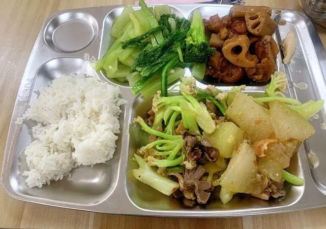 广东护士晒食堂餐，份量足，种类多，网友称一周胖8斤也要做同事（在医院食堂上班好吗）