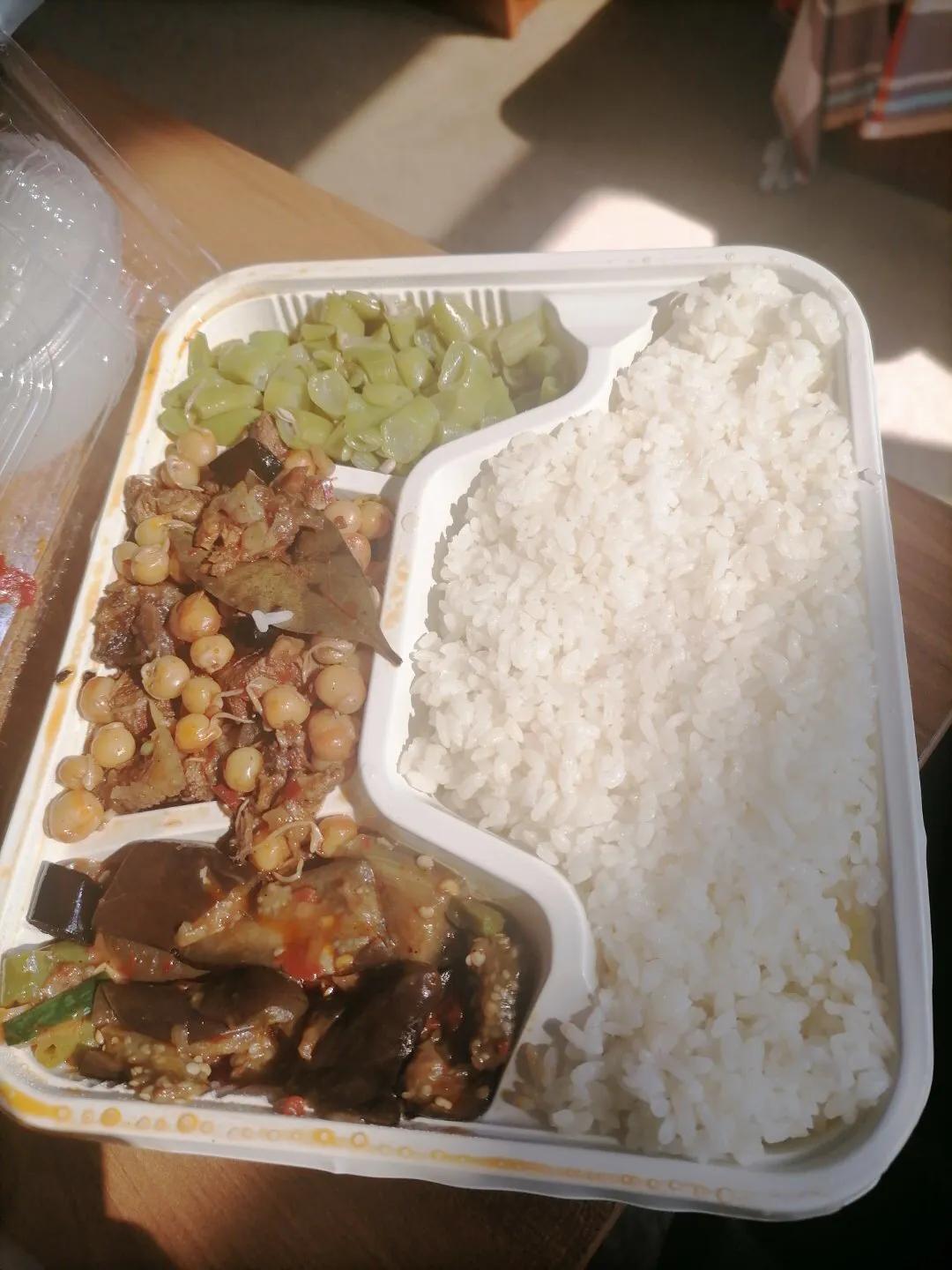 广东护士晒食堂餐，份量足，种类多，网友称一周胖8斤也要做同事（在医院食堂上班好吗）