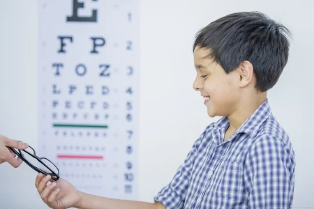 电子产品云集的当下，怎么样才能保护孩子的眼睛-孩子使用电子产品的利与弊