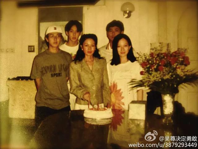 72岁吴尊爸爸首次曝光，竟然比39岁儿子还要帅！（吴尊父亲年轻照片）