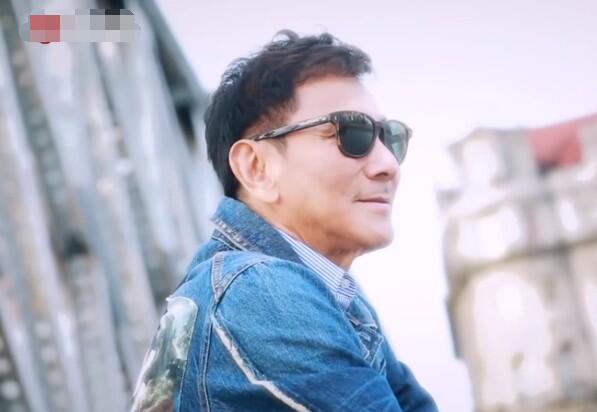 72岁吴尊爸爸节目首露面 网友惊呼：太帅太年轻了吧！（爸爸去哪儿吴尊:爸爸去哪儿吴尊老婆哪一期）