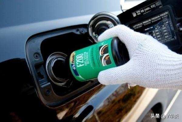 加油站小姐姐推荐你买的燃油宝是什么货色？真心不如隔壁拼夕夕-加油站推荐的燃油宝对车有什么好处