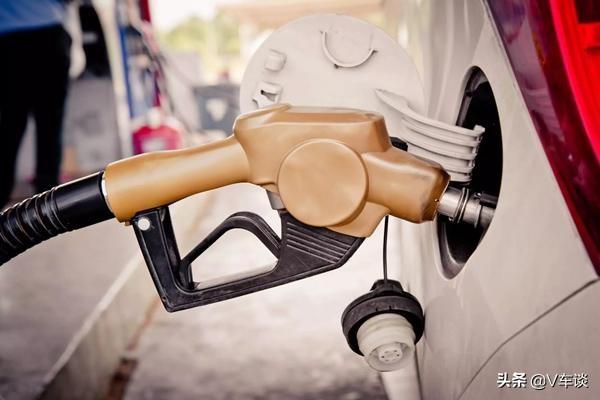 加油站小姐姐推荐你买的燃油宝是什么货色？真心不如隔壁拼夕夕-加油站推荐的燃油宝对车有什么好处