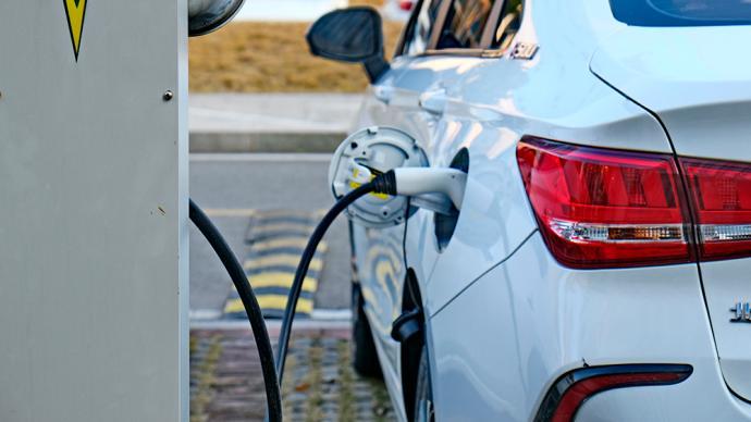 不少新能源车主群激烈讨论“车险保费涨了”，怎么回事-新能源车险专属条款