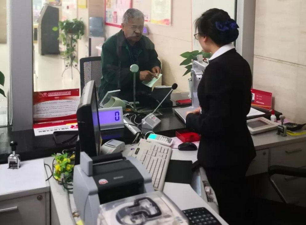 去银行存钱真得注意，有些银行出现“问题”，甚至被官方点名批评（去银行存钱有什么好处）