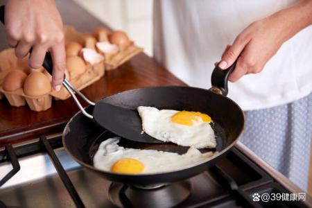 鸡蛋一天吃几个合适？能不能多吃？告诉你答案（鸡蛋一天吃几个最好）