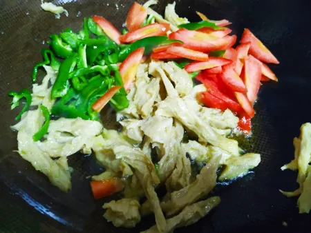 吃鸡蛋不如吃它，蛋白质比鸡蛋高，热量低味道好，男女老少都爱吃（鸡蛋蛋白质含量高的食物排名表图片）