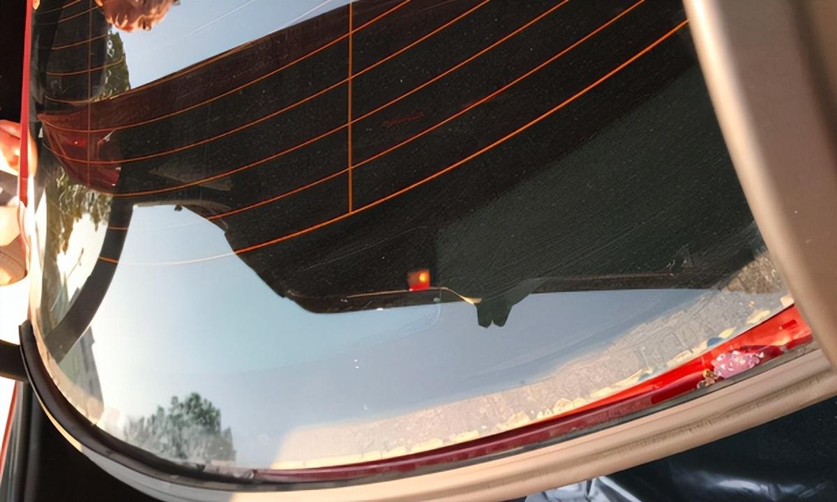 汽车后档玻璃上的电热丝是什么？玻璃加热有哪些工艺-汽车后档玻璃加热丝有什么用