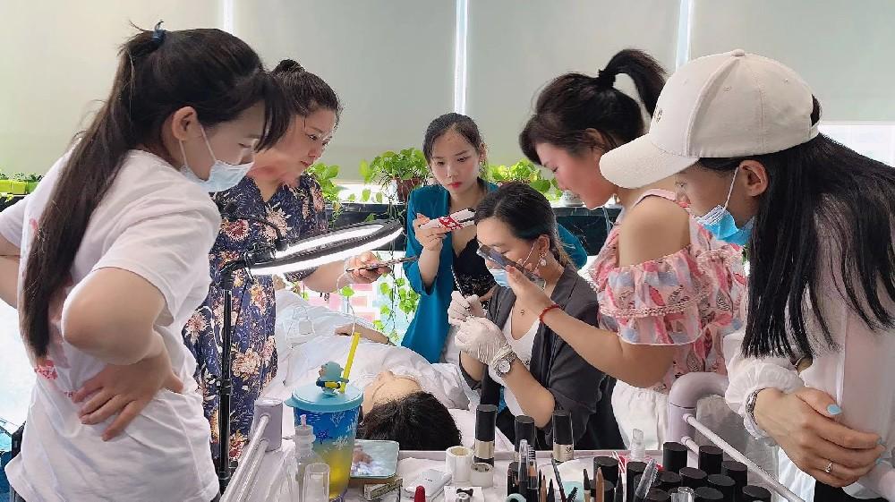 哪家半永久化妆学校比较好-毛戈平化妆培训学校