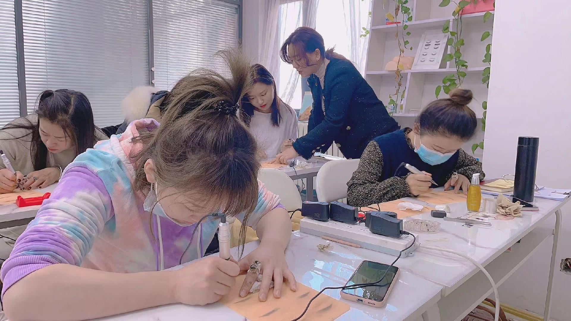 哪家半永久化妆学校比较好-毛戈平化妆培训学校