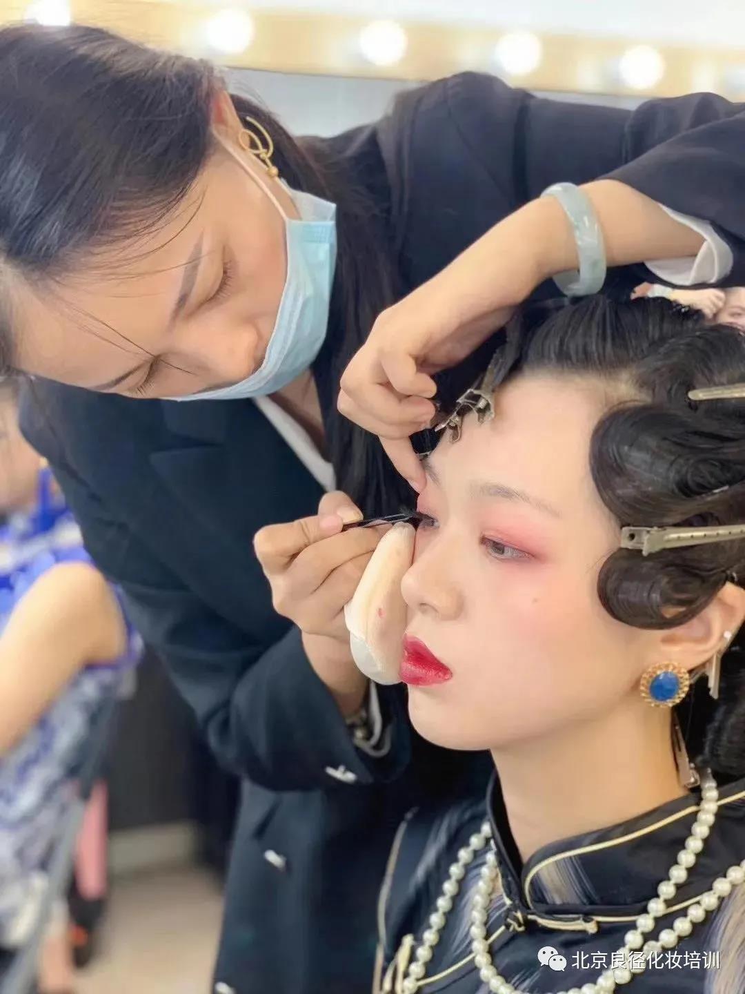 辣妈学化妆的出路有哪些 良径化妆学校-学化妆来玲丽化妆培训学校