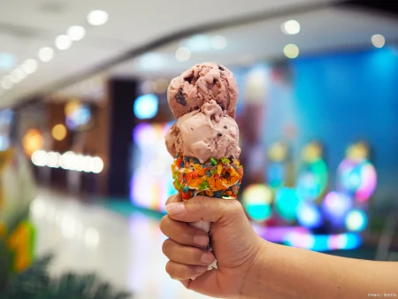 从钟薛高3.5元的AI雪糕，到果然嗨1元冰淇淋为何做平价推广？（钟薛高雪糕怎么火起来的）