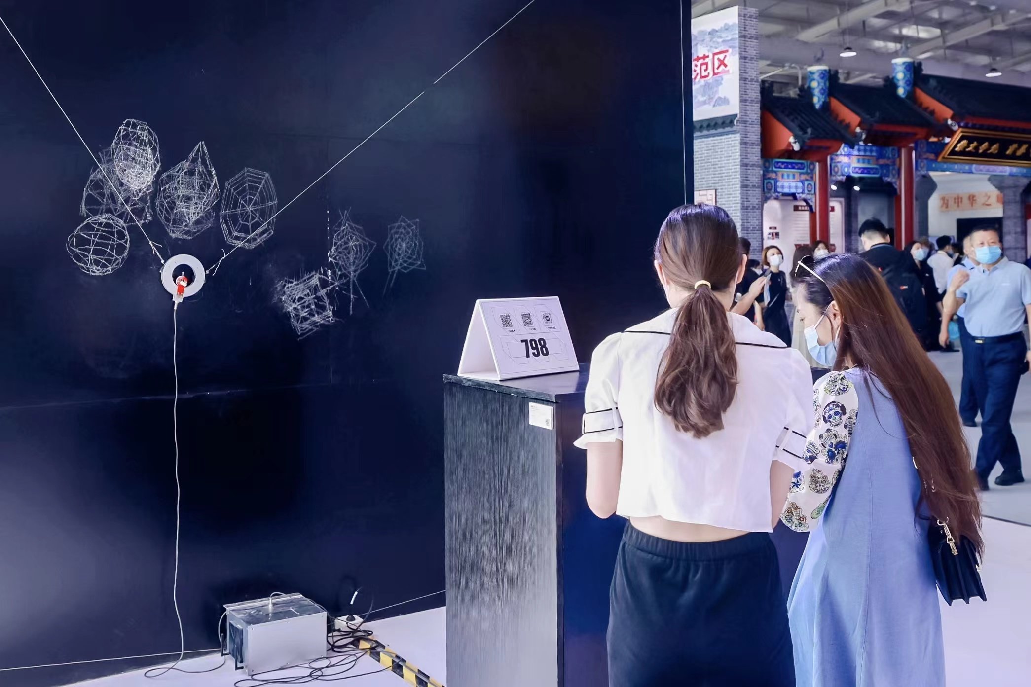 科技深度赋能艺术，798艺术区亮相服贸会将情绪“影像化”-798艺术区是干什么的