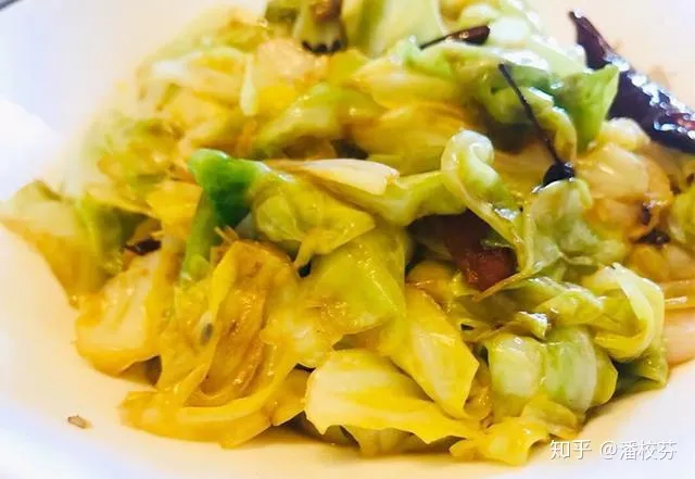 炒包菜时，有人先焯水有人直接炒，都不对，教你正确做法，太香了-包菜如何炒不出水