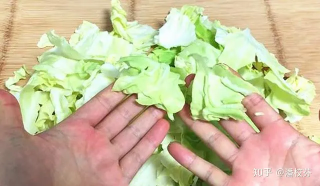 炒包菜时，有人先焯水有人直接炒，都不对，教你正确做法，太香了-包菜如何炒不出水