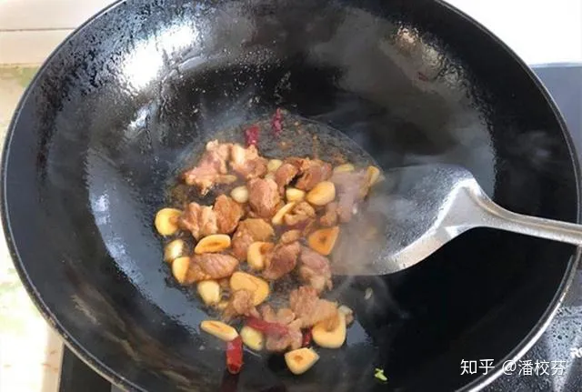 炒包菜时，有人先焯水有人直接炒，都不对，教你正确做法，太香了-包菜如何炒不出水