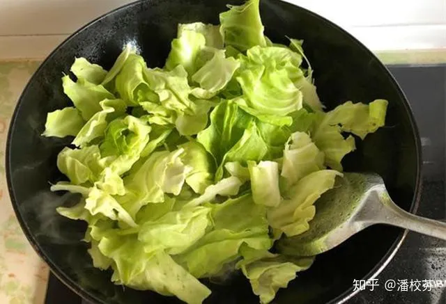 炒包菜时，有人先焯水有人直接炒，都不对，教你正确做法，太香了-包菜如何炒不出水