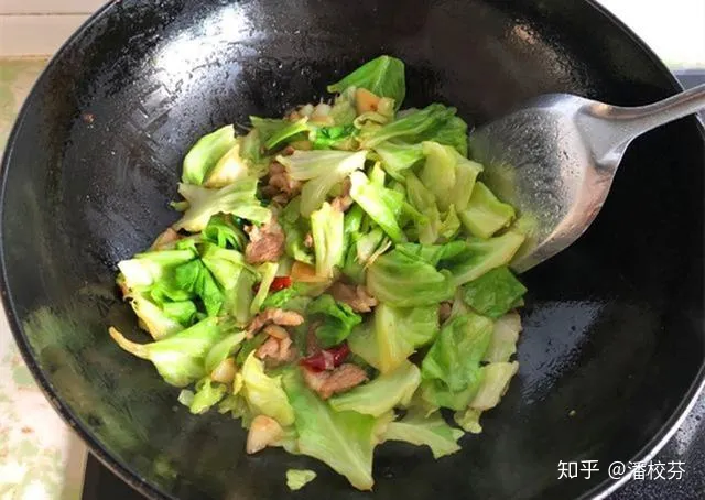 炒包菜时，有人先焯水有人直接炒，都不对，教你正确做法，太香了-包菜如何炒不出水