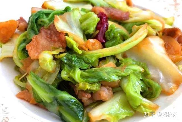 炒包菜时，有人先焯水有人直接炒，都不对，教你正确做法，太香了-包菜如何炒不出水