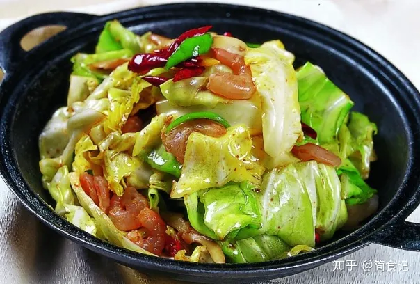 炒包菜时，直接下锅是大错特错，多加这1步，包菜更翠绿，更入味-家庭炒包菜