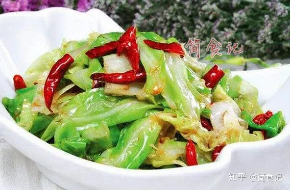 炒包菜时，直接下锅是大错特错，多加这1步，包菜更翠绿，更入味-家庭炒包菜