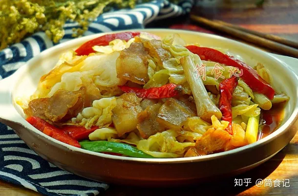 炒包菜时，直接下锅是大错特错，多加这1步，包菜更翠绿，更入味-家庭炒包菜