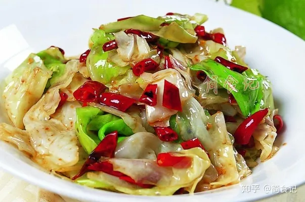 炒包菜时，直接下锅是大错特错，多加这1步，包菜更翠绿，更入味-家庭炒包菜