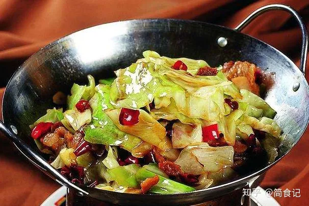 炒包菜时，直接下锅是大错特错，多加这1步，包菜更翠绿，更入味-家庭炒包菜