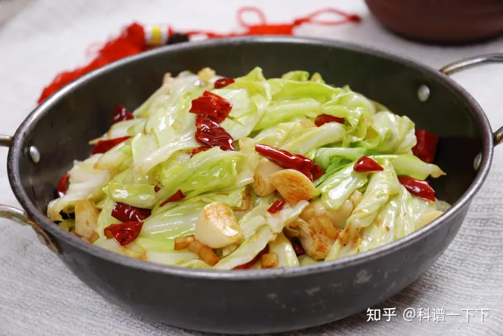 炒包菜切忌直接下锅，难怪不好吃，大厨教你几招，脆嫩入味又好吃-炒包菜的秘诀有哪些