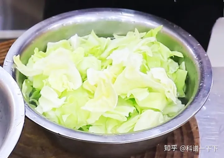 炒包菜切忌直接下锅，难怪不好吃，大厨教你几招，脆嫩入味又好吃-炒包菜的秘诀有哪些
