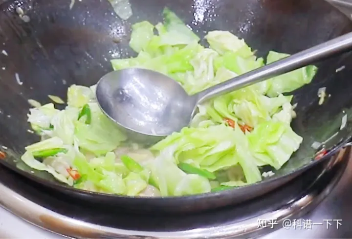 炒包菜切忌直接下锅，难怪不好吃，大厨教你几招，脆嫩入味又好吃-炒包菜的秘诀有哪些