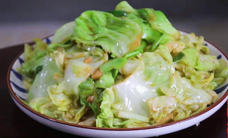 原来炒包菜也有窍门，加一种调料，简单一炒，比大鱼大肉都好吃-炒包菜的秘诀