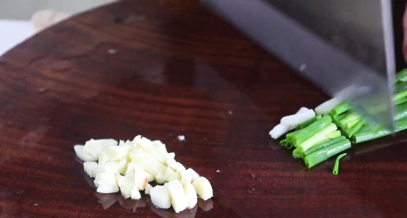 原来炒包菜也有窍门，加一种调料，简单一炒，比大鱼大肉都好吃-炒包菜的秘诀