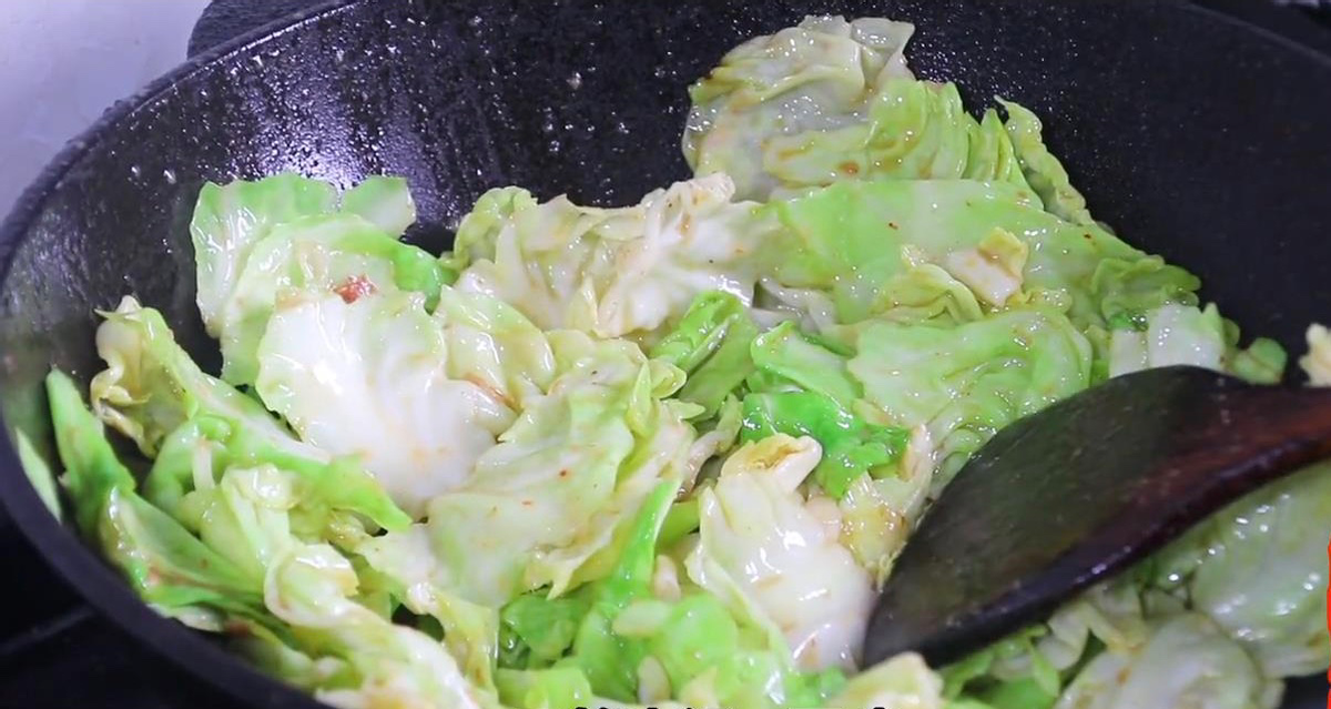原来炒包菜也有窍门，加一种调料，简单一炒，比大鱼大肉都好吃-炒包菜的秘诀