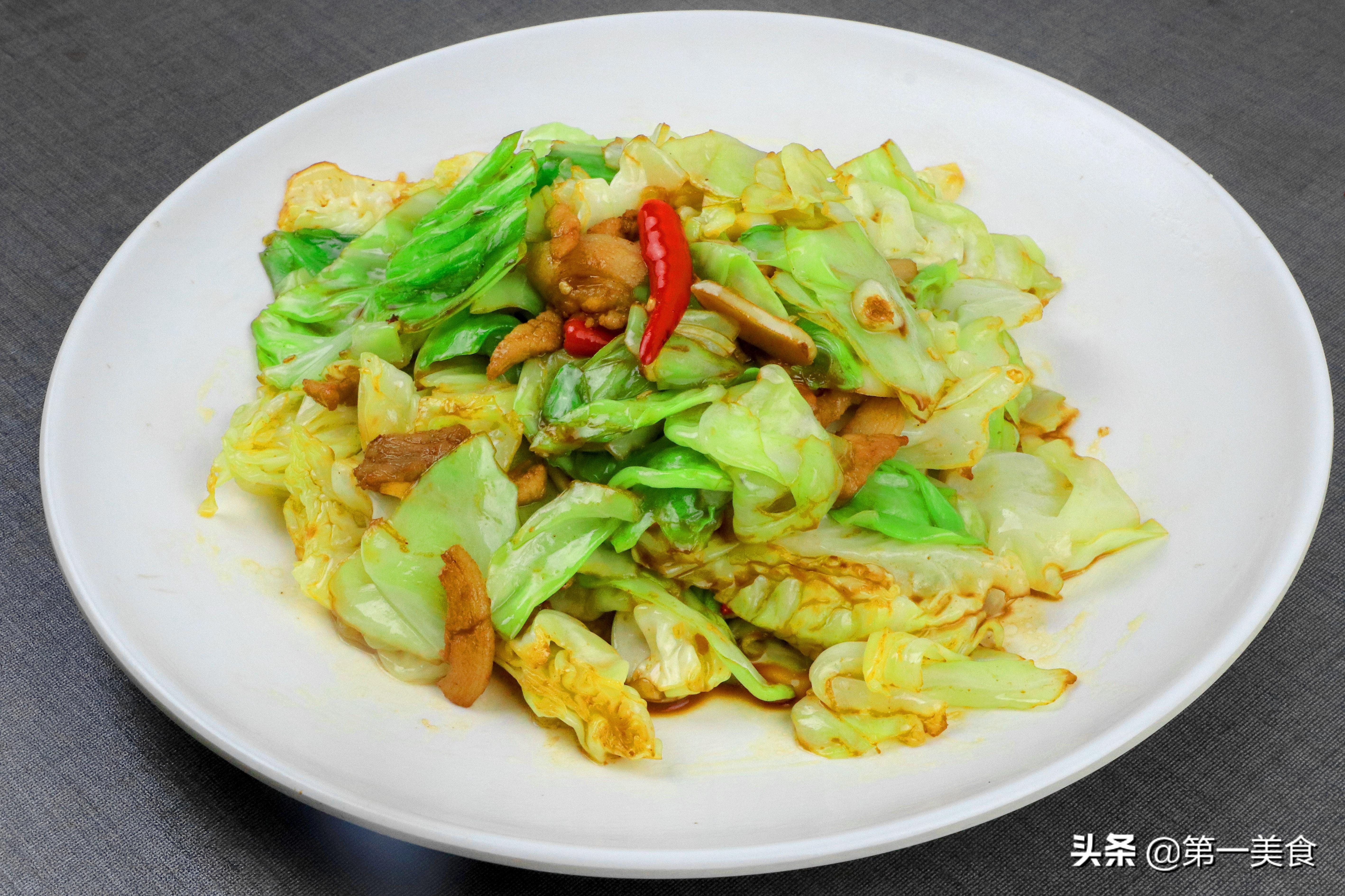 炒包菜时，有人焯水有人直接炒，都不对，这才是正确做法，太香了-包菜怎么炒不会烧焦